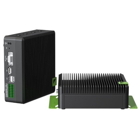 Dvě černá zařízení Nvidia reComputer Industrial J4012 leží na bílém pozadí, na levé straně jedno stojí svisle a na pravé straně vodorovně.
