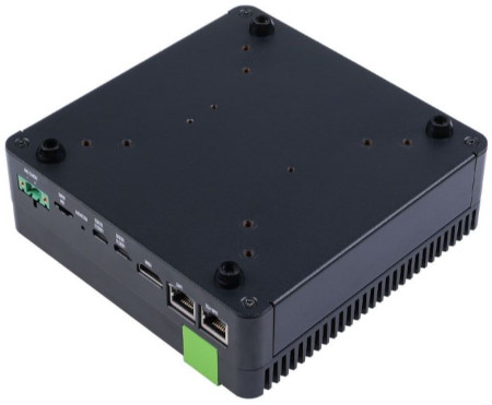 Černý reComputer Industrial J4012 leží na bílém pozadí.